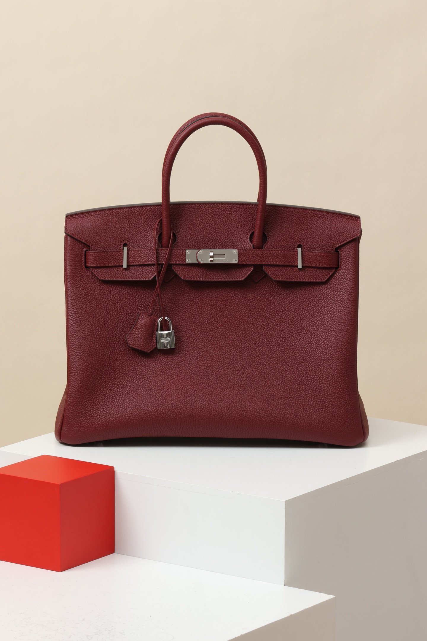 Birkin 35 detail image 1 sourced from womanlvbag.com