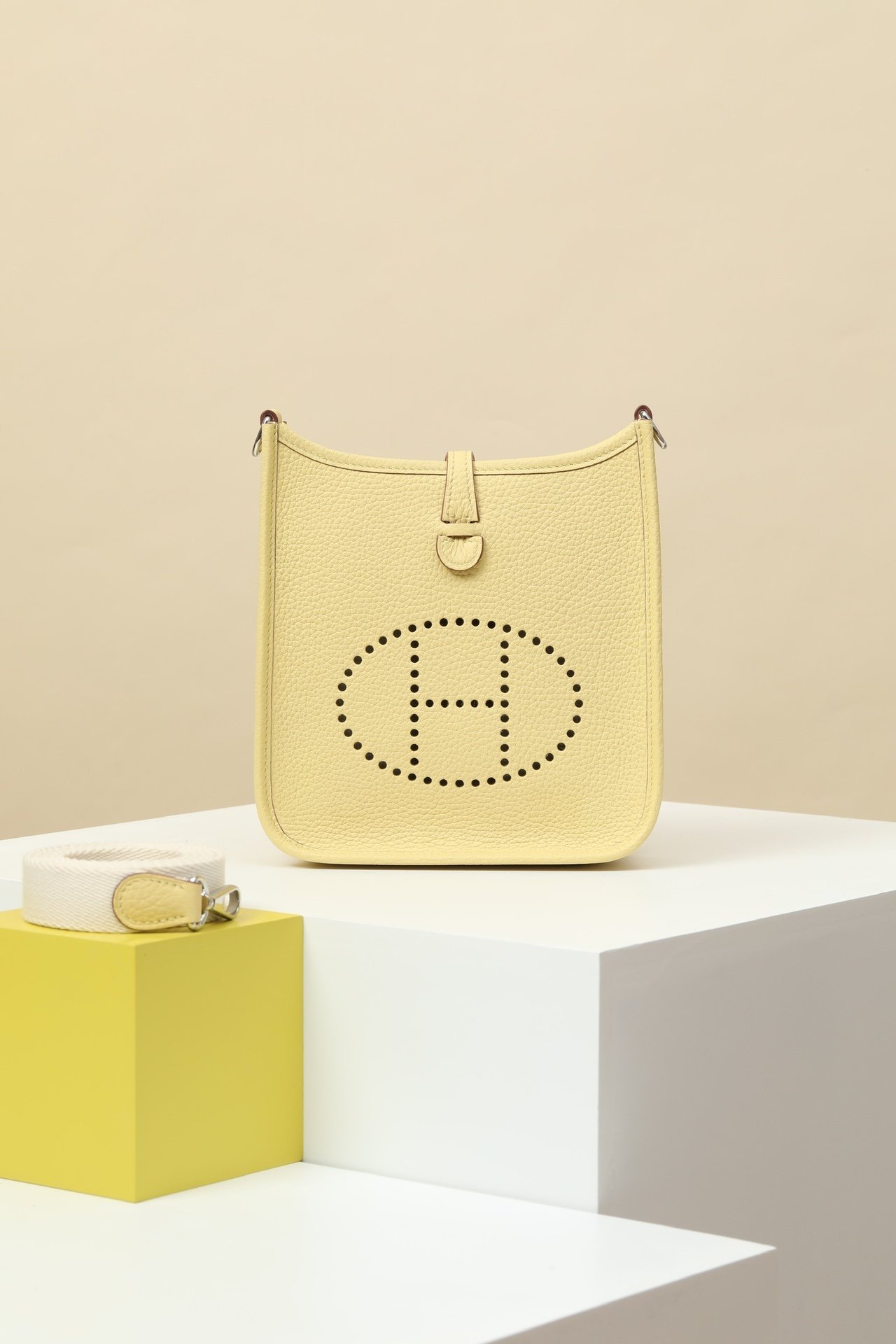 Hermès Evelyne 16 (TPM) detail image 1 sourced from womanlvbag.com