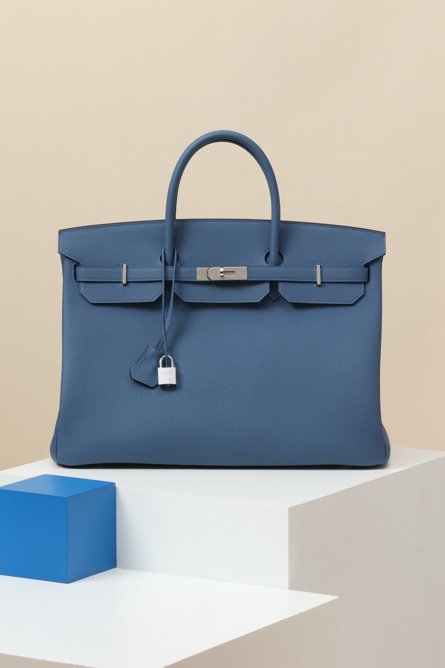 Hermès Birkin 40 detail image 1 sourced from womanlvbag.com