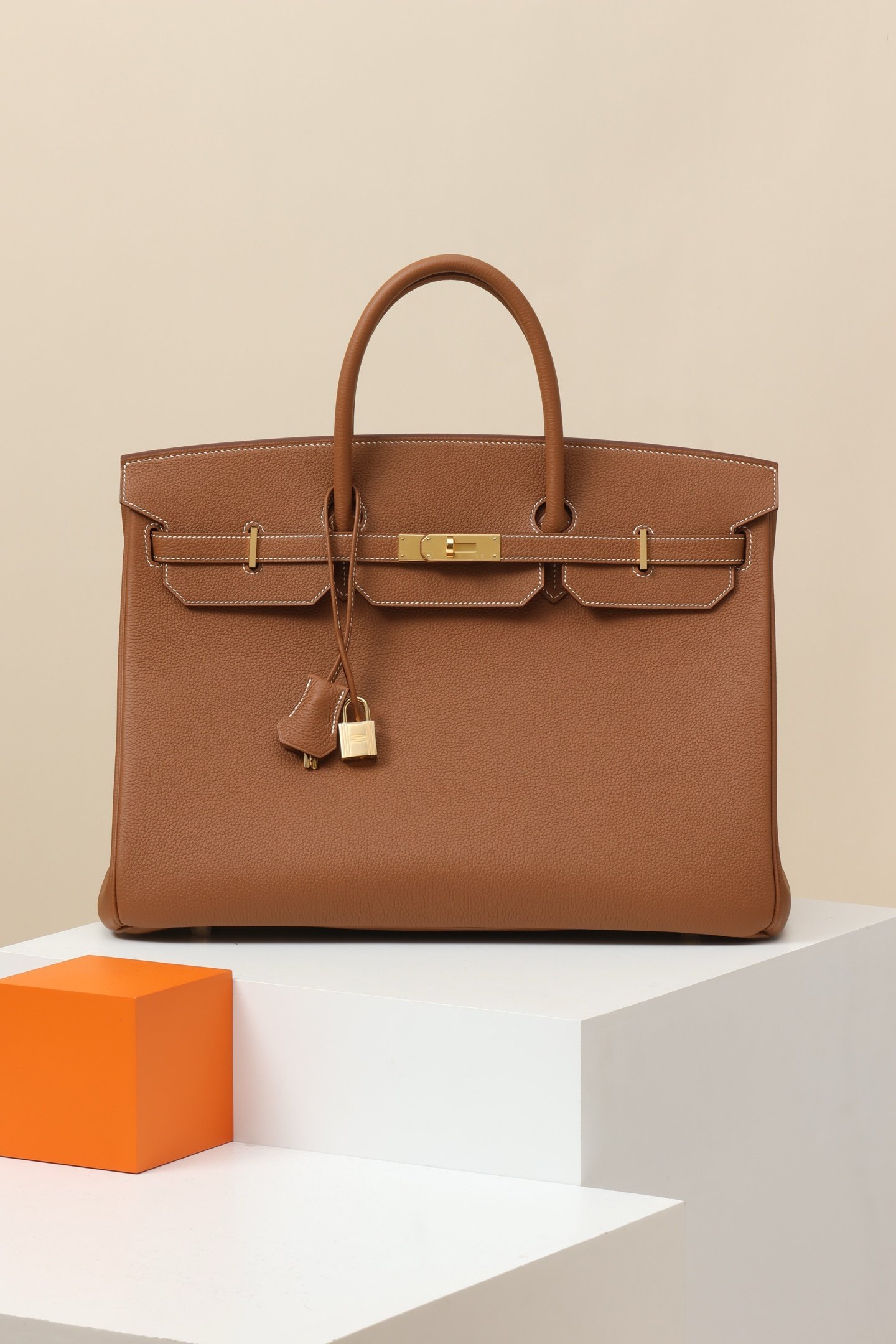 Hermès Birkin 40 detail image 1 sourced from womanlvbag.com