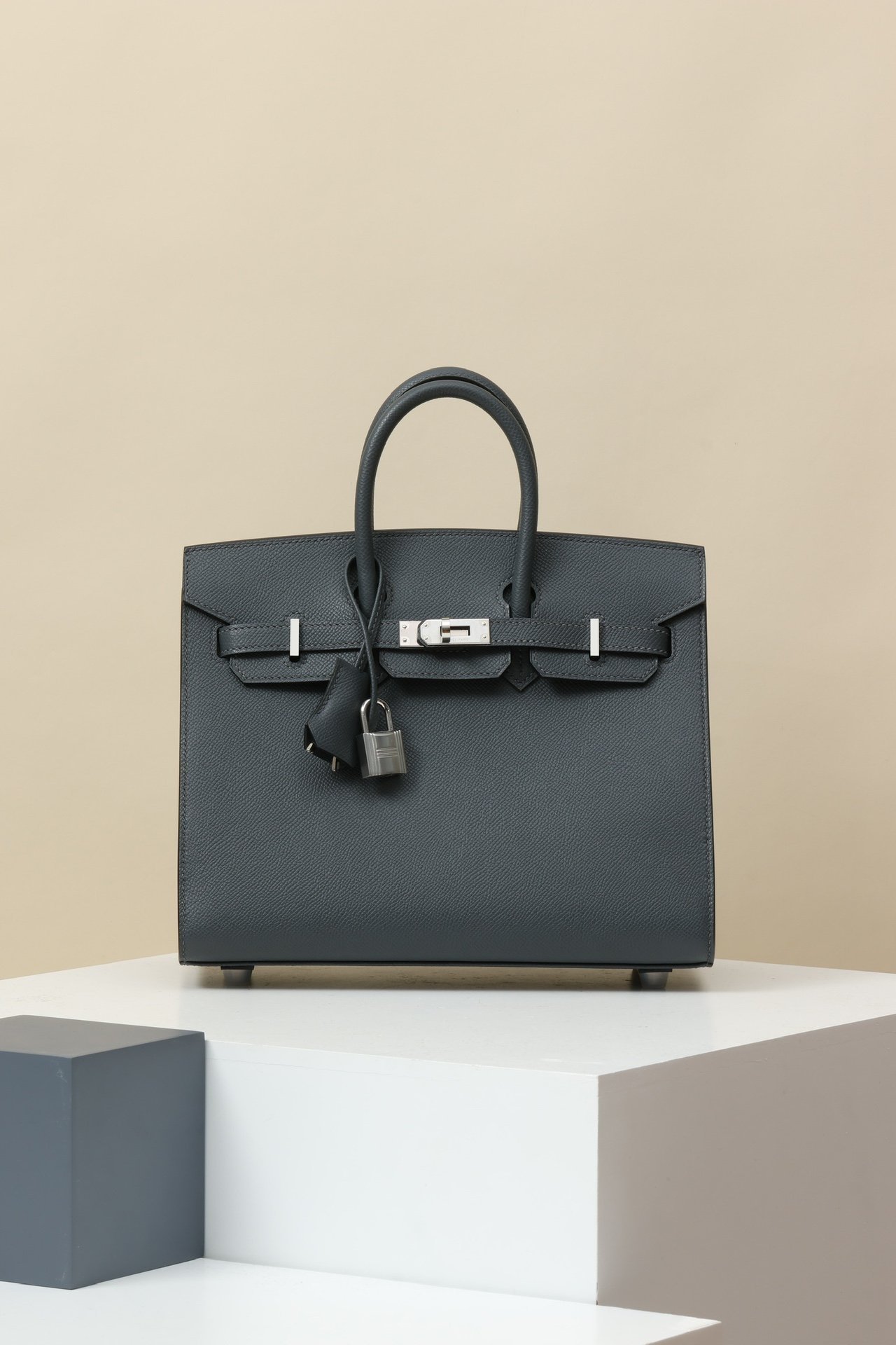 Birkin 25 (B25) detail image 1 sourced from womanlvbag.com