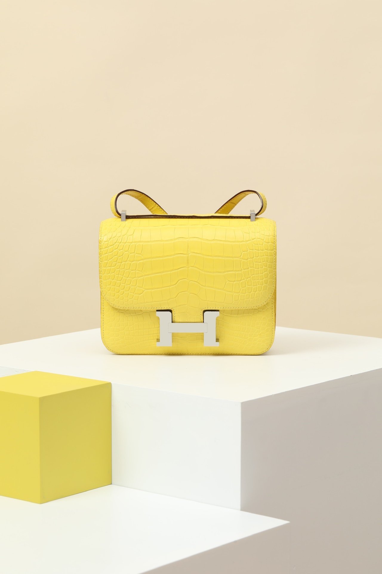 Hermès Constance 19 detail image 1 sourced from womanlvbag.com