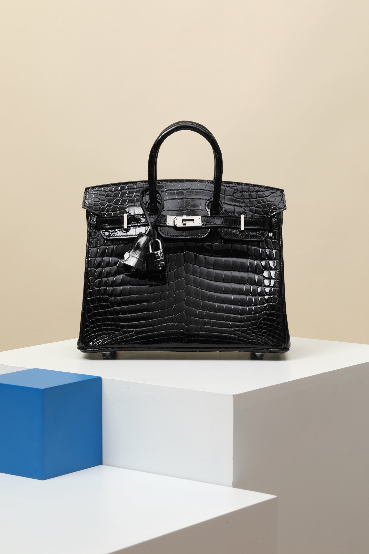 Hermès Birkin 25 detail image 1 sourced from womanlvbag.com