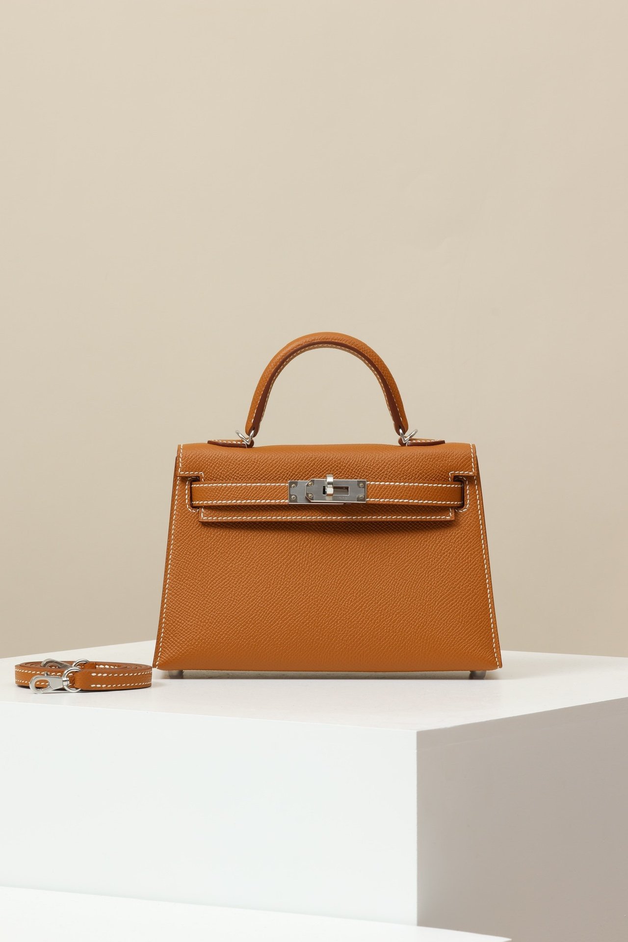 Hermès Mini Kelly 19 G2 Epsom Gold 37 PHW comparison image 1 sourced from womanlvbag.com