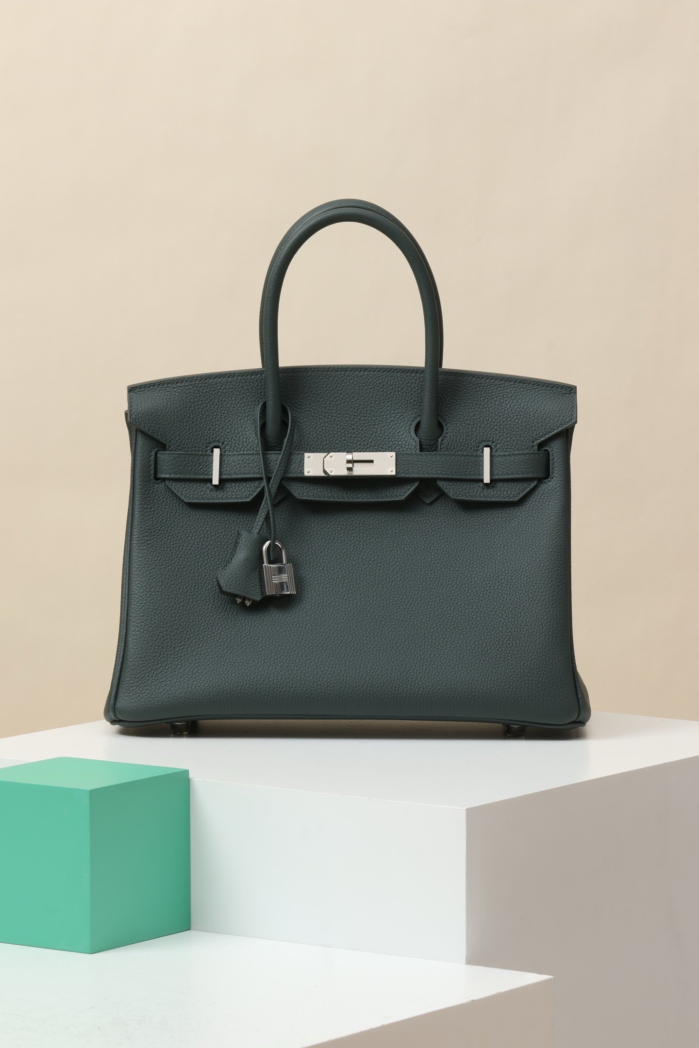 Hermès Birkin 30 detail image 1 sourced from womanlvbag.com