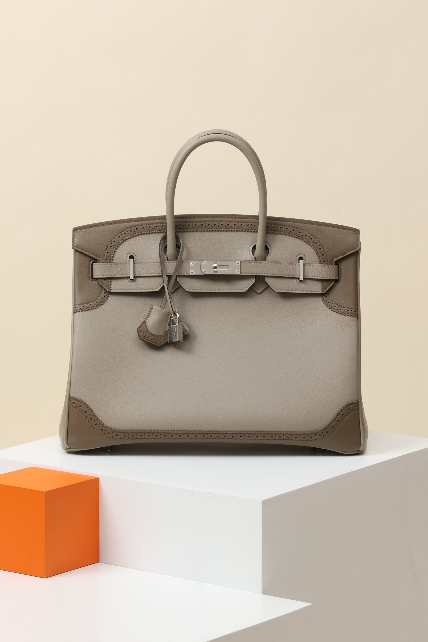 Hermès Birkin 35 detail image 1 sourced from womanlvbag.com