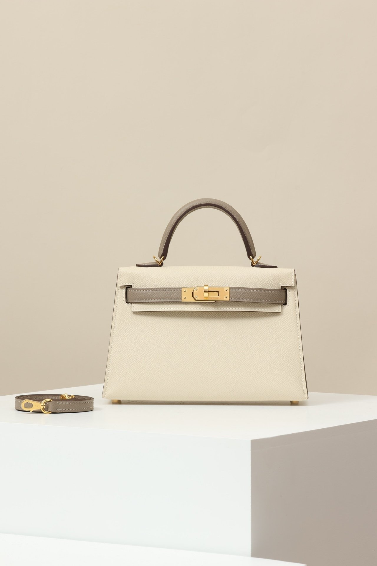 Hermès Mini Kelly 19 G2 Epsom Craie 10 / Gris Asphalte M8 GHW comparison image 2 sourced from womanlvbag.com