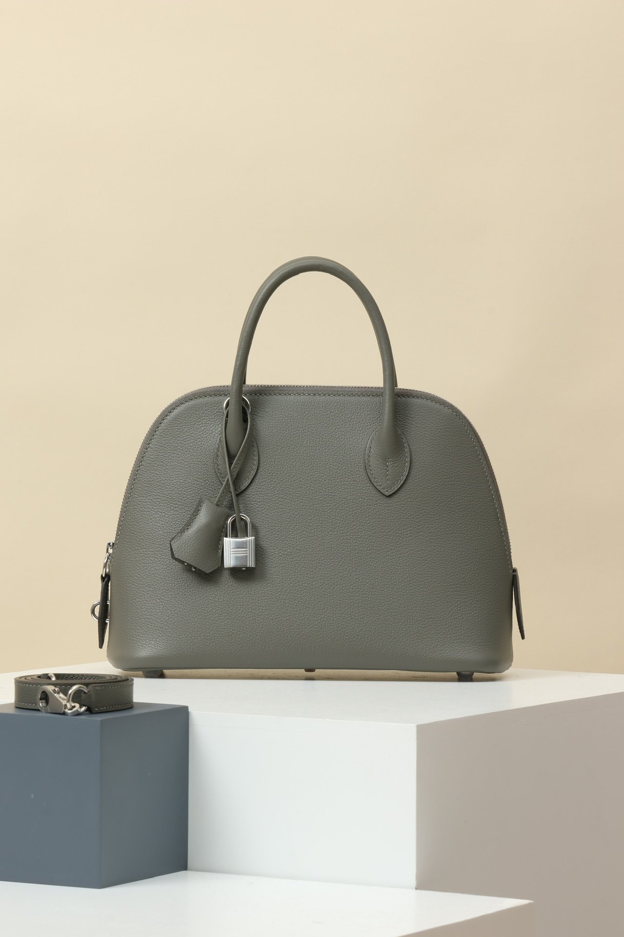 Bolide 1923 25 detail image 1 sourced from womanlvbag.com