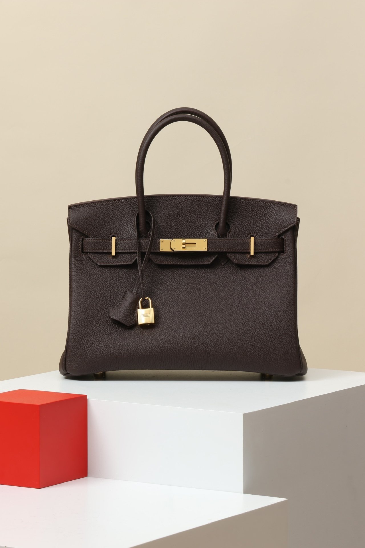 Hermès Birkin 30 detail image 1 sourced from womanlvbag.com