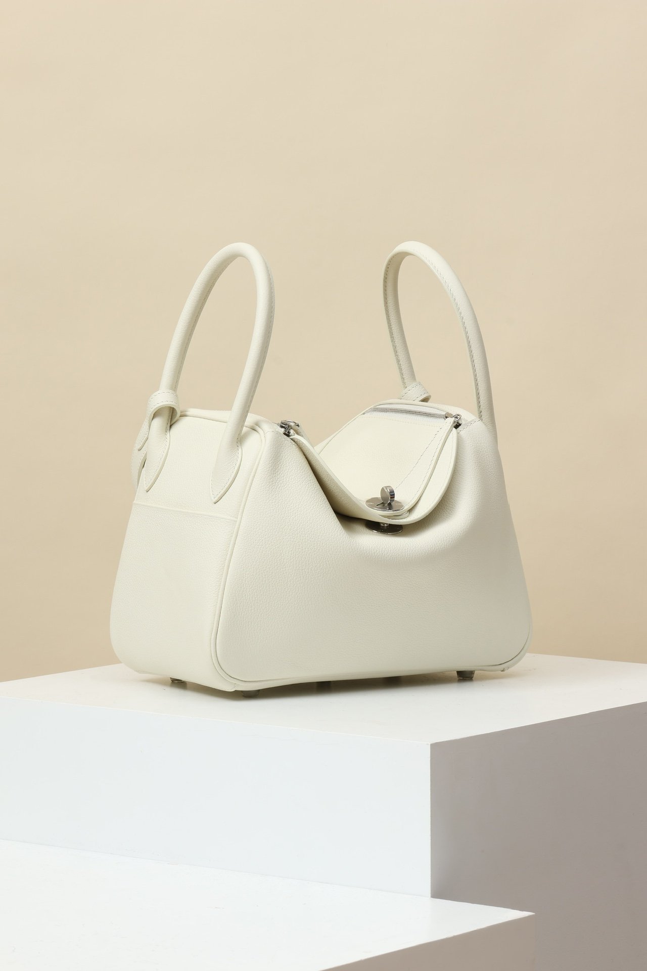 Hermès Lindy 26 – Clemence Calfskin 01 Blanc PHW detail image 2 sourced from womanlvbag.com