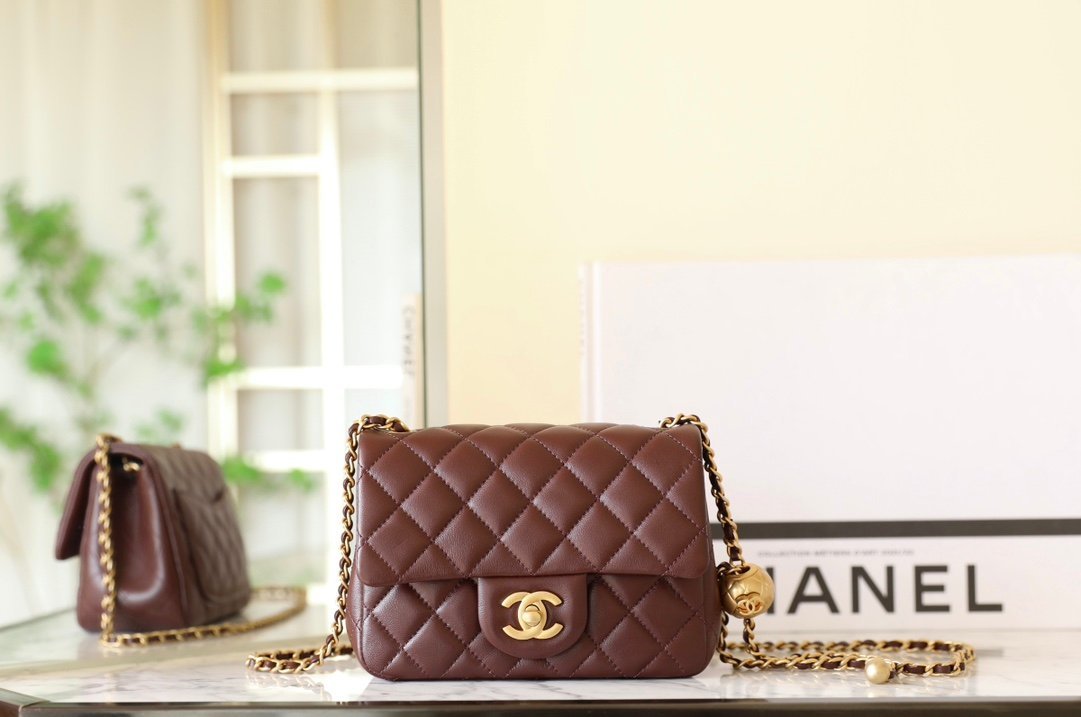 CHANEL Mini Square Flap Bag, also known as 'Square Fatty' detail image 1 sourced from womanlvbag.com