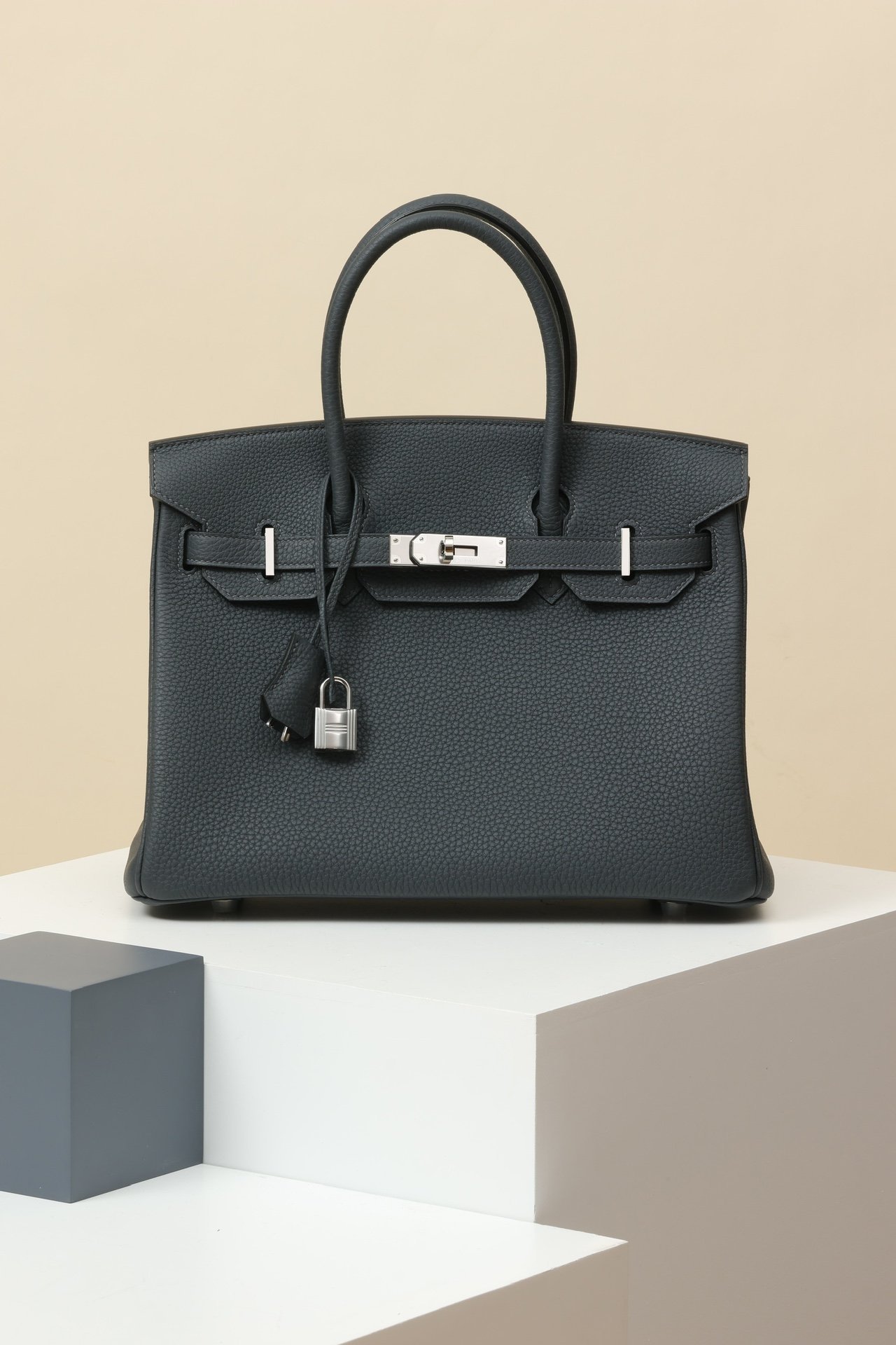 Hermès Birkin 30 detail image 1 sourced from womanlvbag.com