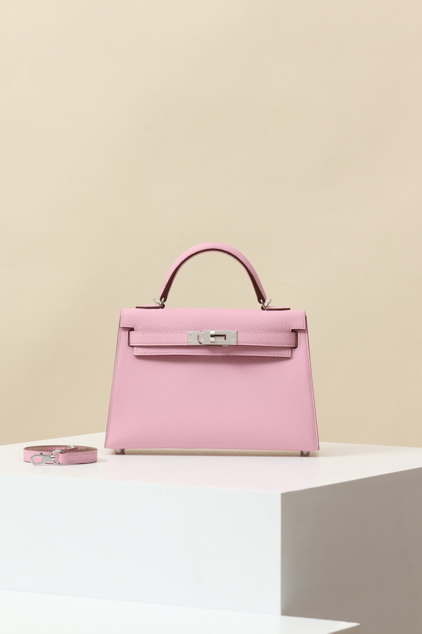 Hermès Mini Kelly 19 Generation II detail image 1 sourced from womanlvbag.com