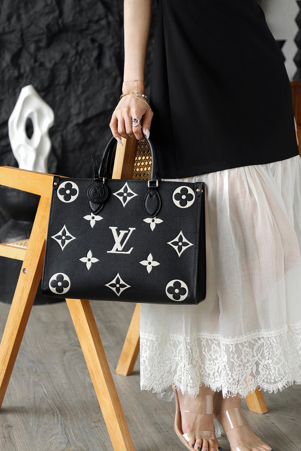 M45495 Model Photos detail image 2 sourced from womanlvbag.com