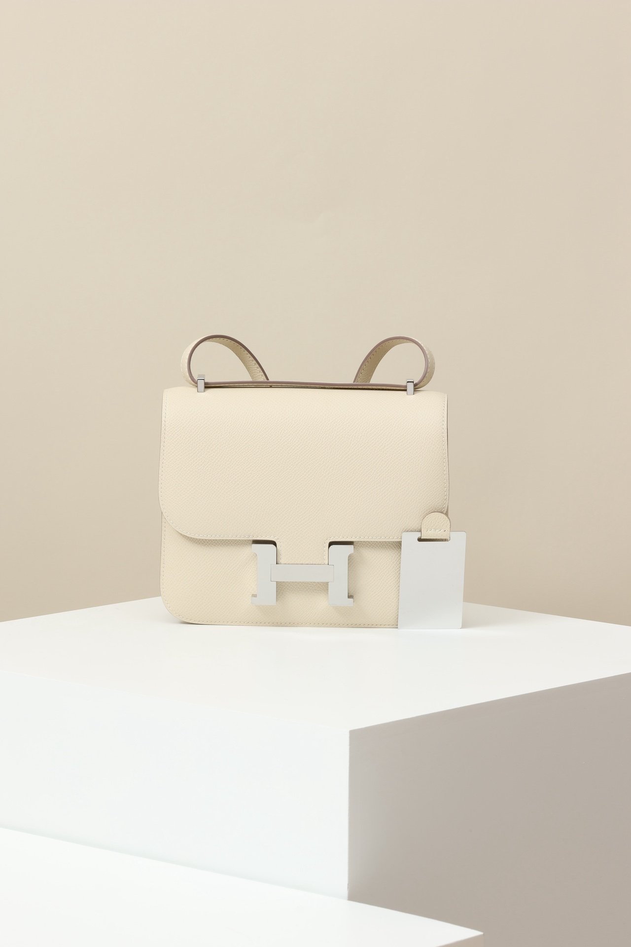 Hermès Constance 19 – Epsom Calfskin 10 Craie PHW detail image 1 sourced from womanlvbag.com