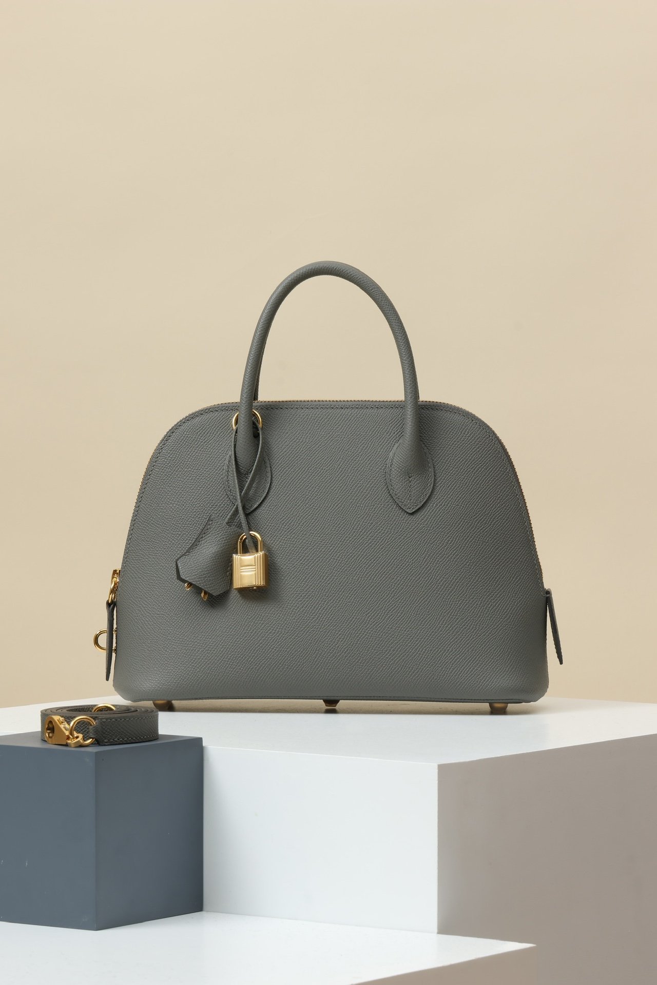 Bolide 1923 25 detail image 1 sourced from womanlvbag.com