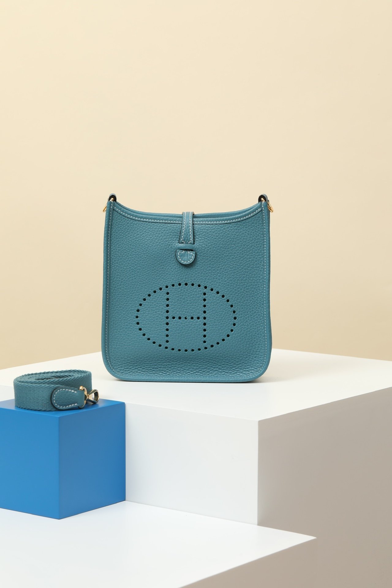 Evelyne 16 (TPM), dimensions: L 16 x H 19.5 x W 5.5 cm detail image 1 sourced from womanlvbag.com