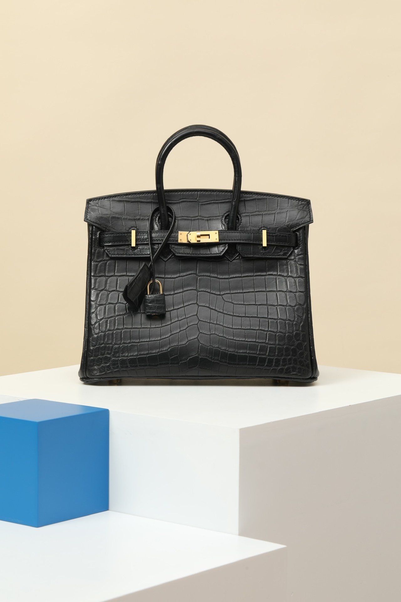 Hermès Birkin 25 Matte Niloticus Crocodile Noir 89 GHW detail image 1 sourced from womanlvbag.com