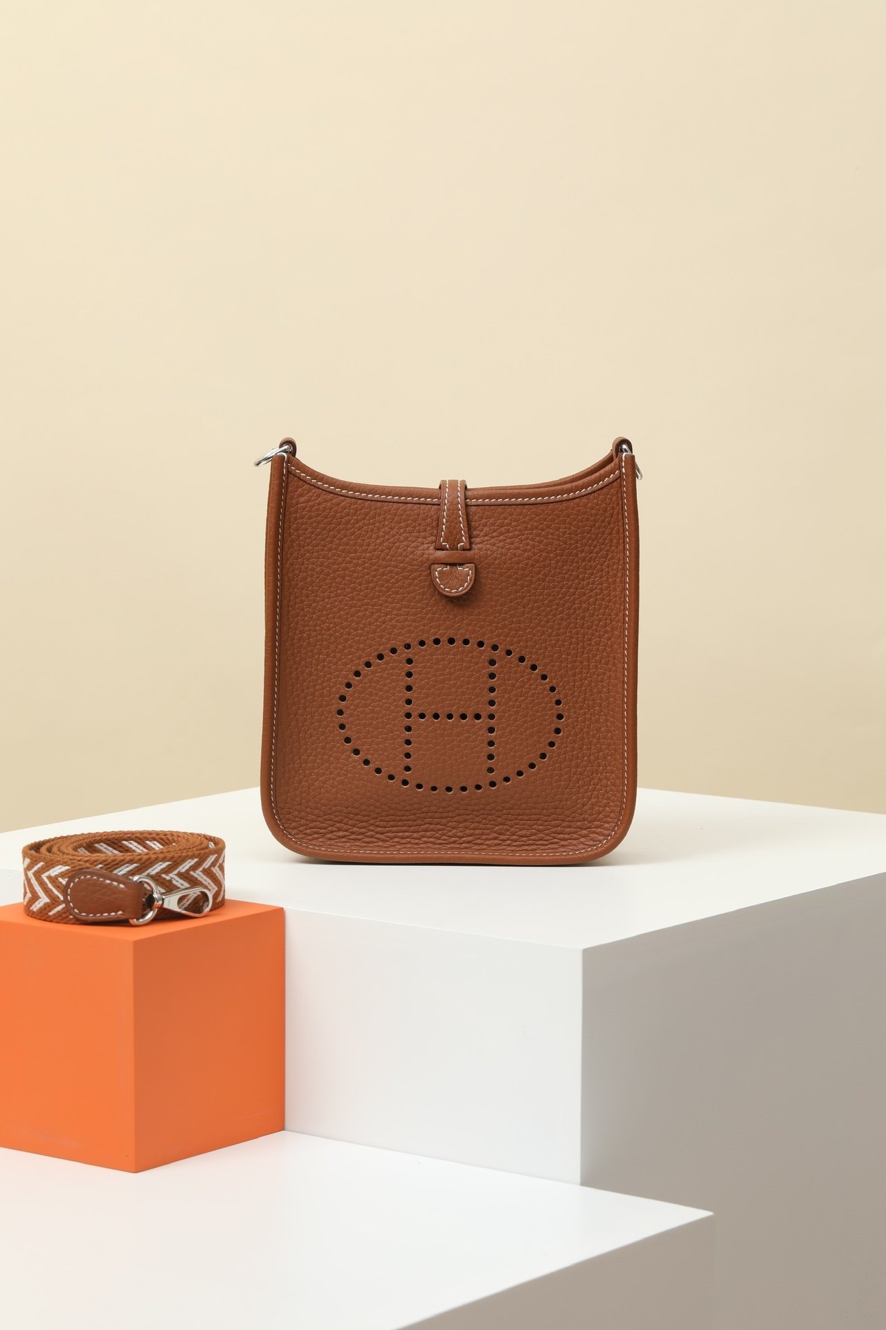 Hermès Evelyne 16 (TPM) detail image 1 sourced from womanlvbag.com