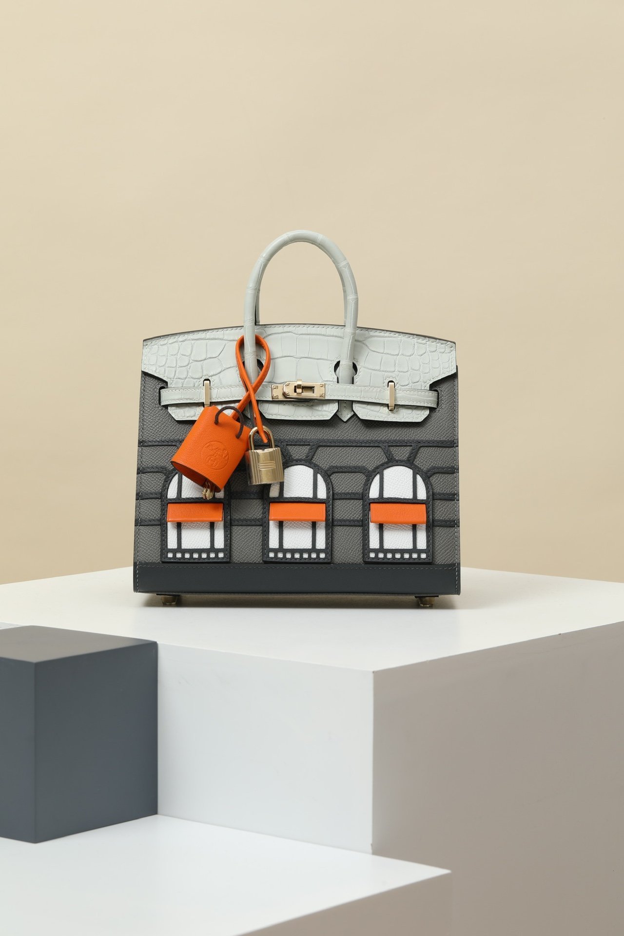 Birkin 20 Faubourg, also known as the 'Grey House' or 'Snow' edition detail image 1 sourced from womanlvbag.com