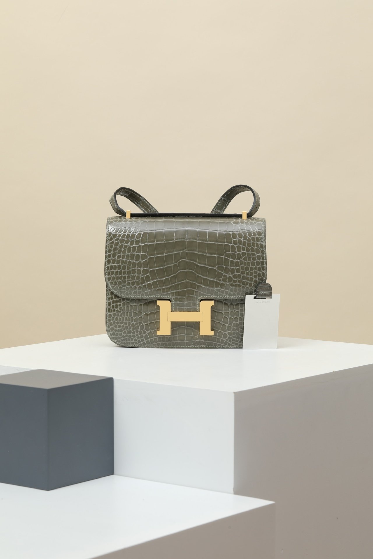 Hermès Constance 19 detail image 1 sourced from womanlvbag.com
