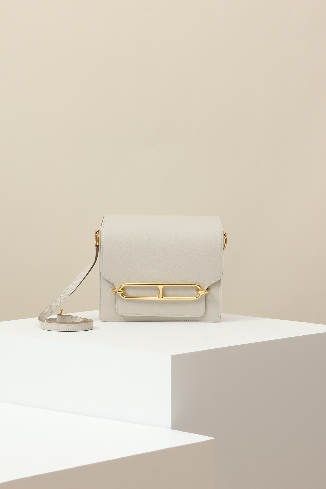 Roulis 18. Color: 80 Gris Perle (Pearl Grey) detail image 1 sourced from womanlvbag.com