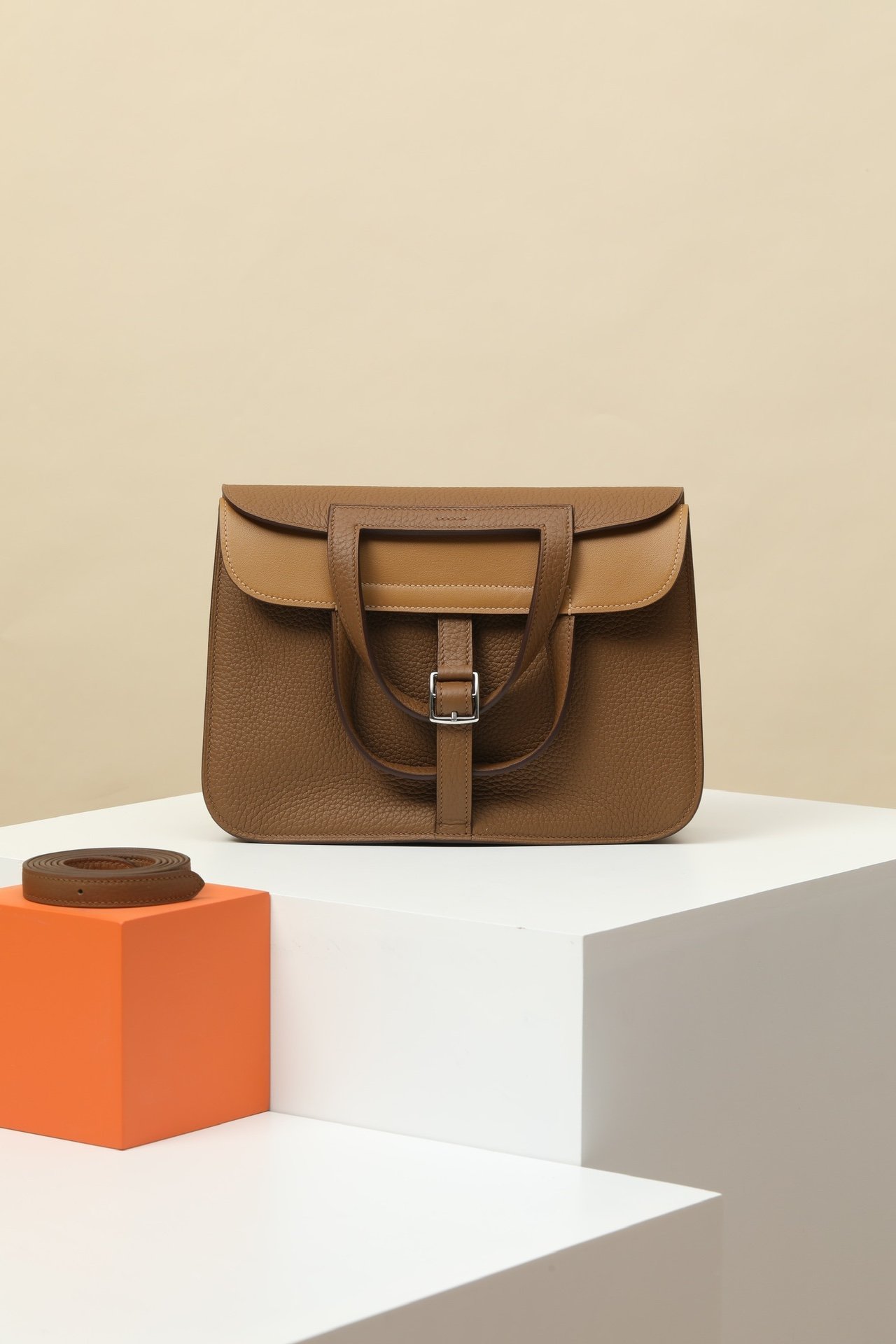Halzan 25. Color: 3G Chai exterior, 4B Biscuit interior detail image 1 sourced from womanlvbag.com