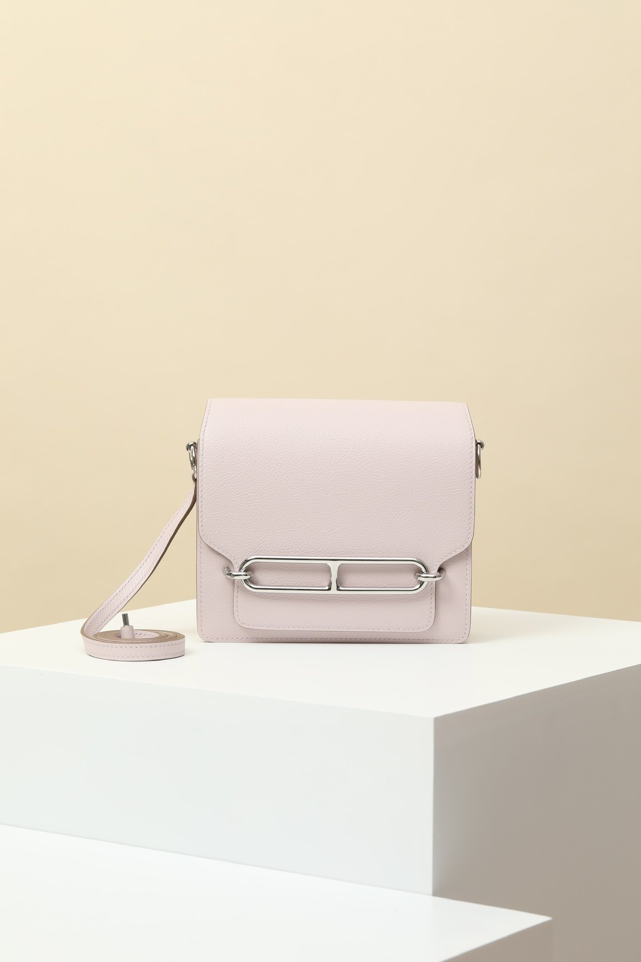 Hermès Roulis 18 – Evercolor Calfskin 09 Mauve Sylvestre PHW detail image 1 sourced from womanlvbag.com