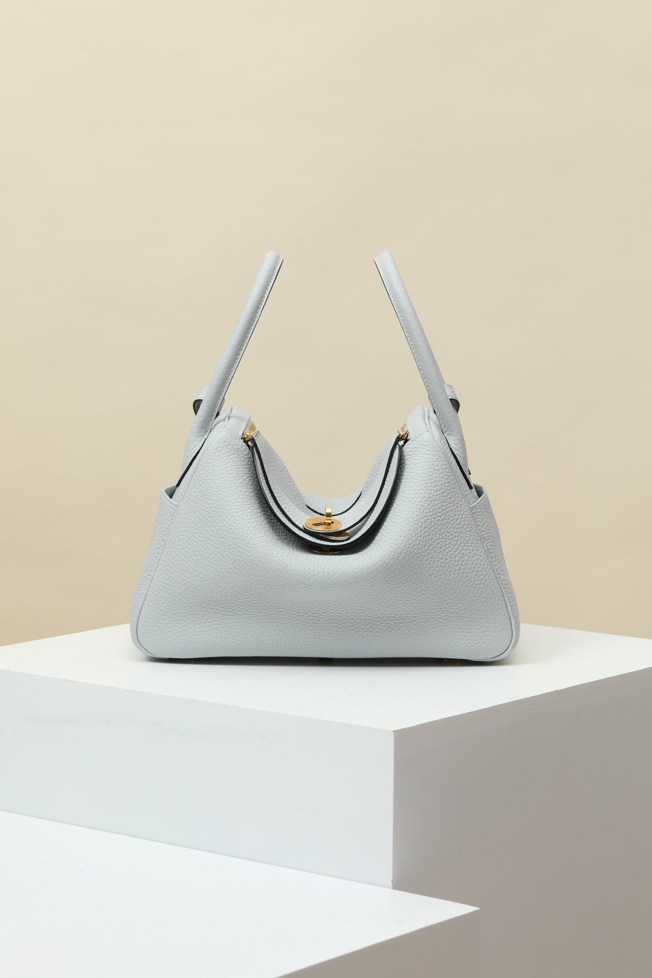 Hermès Lindy 26 – Clemence Calfskin 08 Bleu Saint-Cyr GHW comparison image 2 sourced from womanlvbag.com