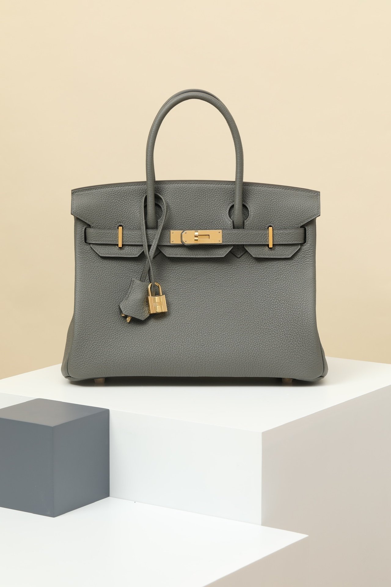Hermès Birkin 30 detail image 1 sourced from womanlvbag.com