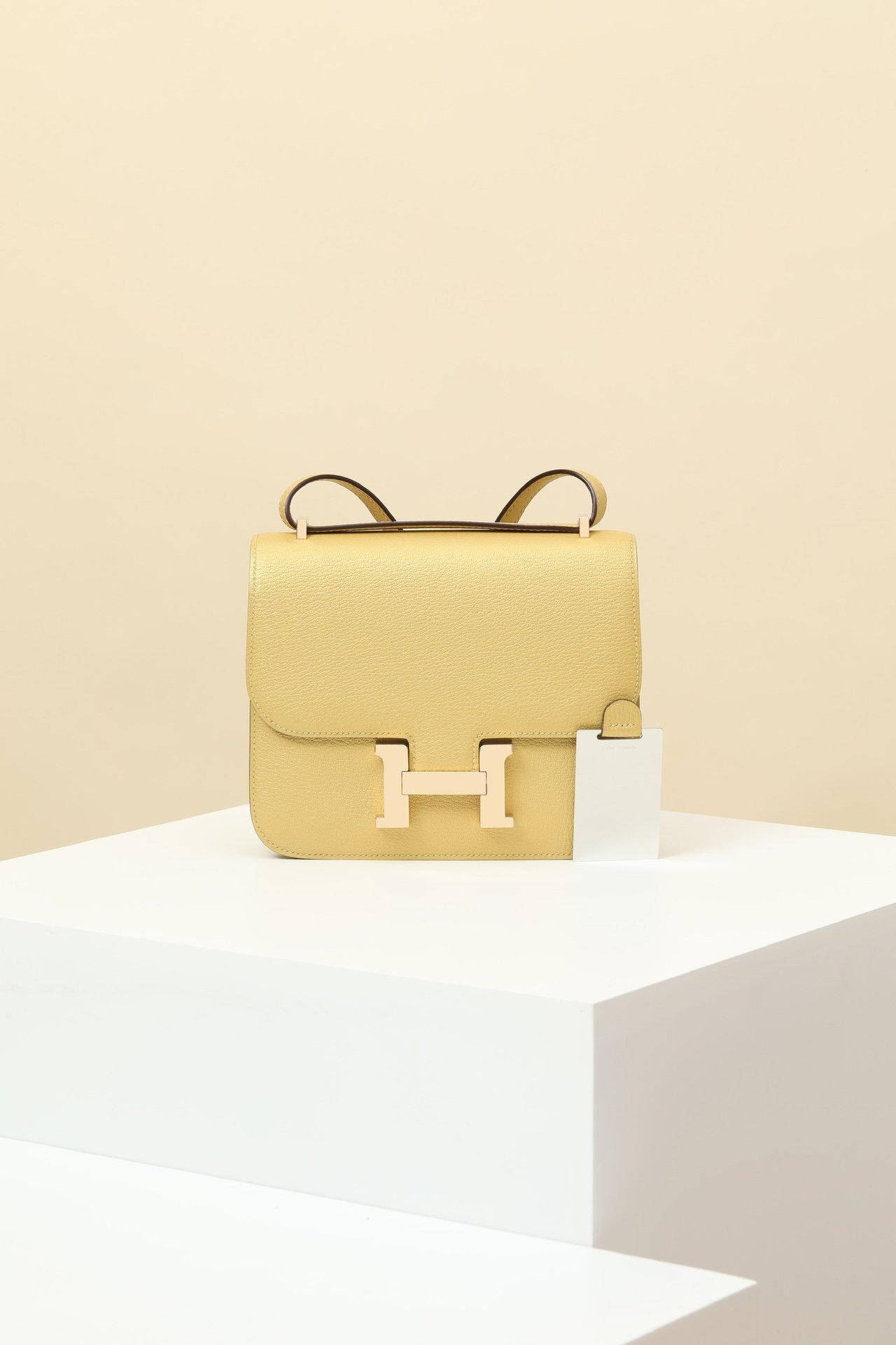 Hermès Constance 19 detail image 1 sourced from womanlvbag.com