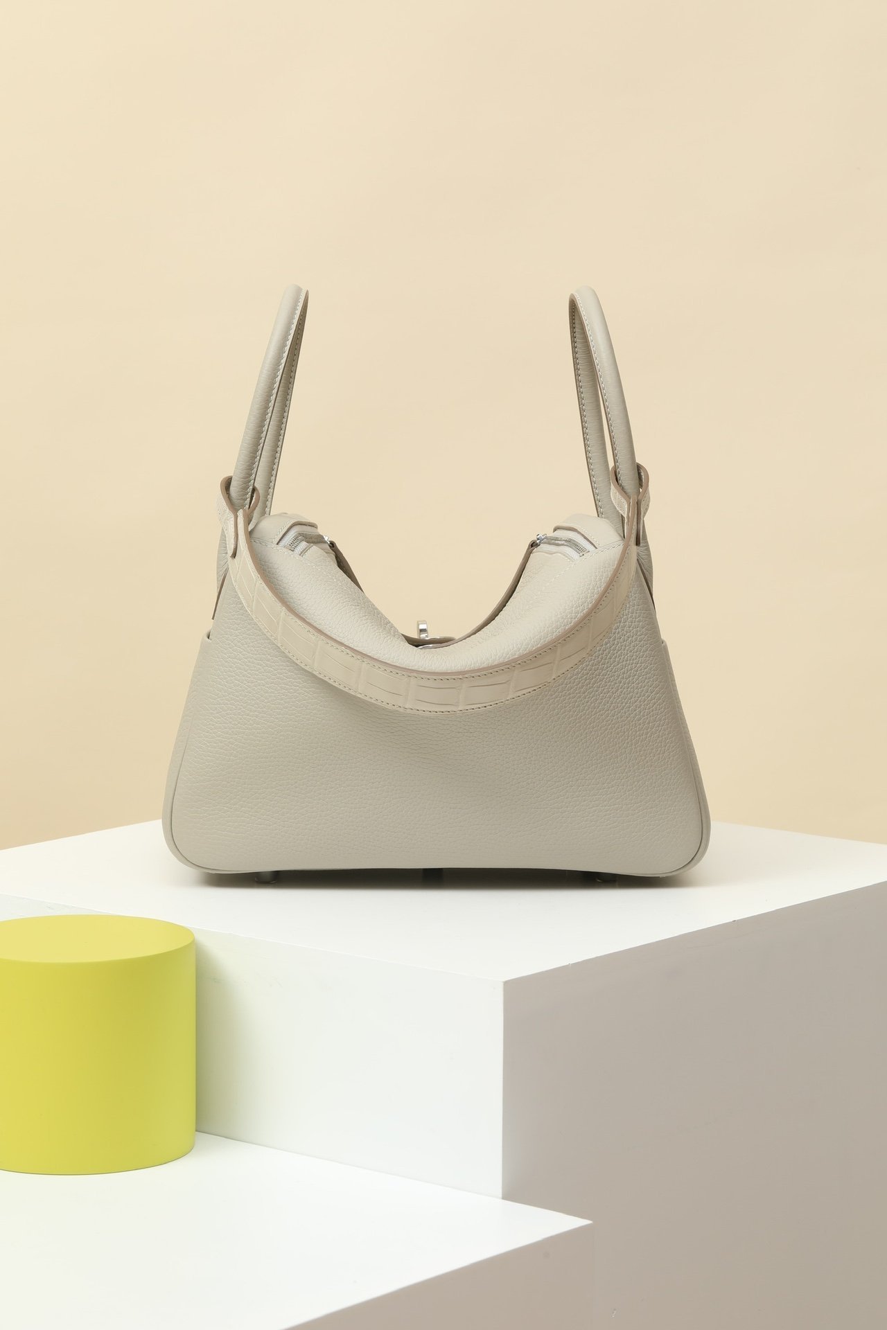 Hermès Lindy 26 Touch Edition detail image 1 sourced from womanlvbag.com