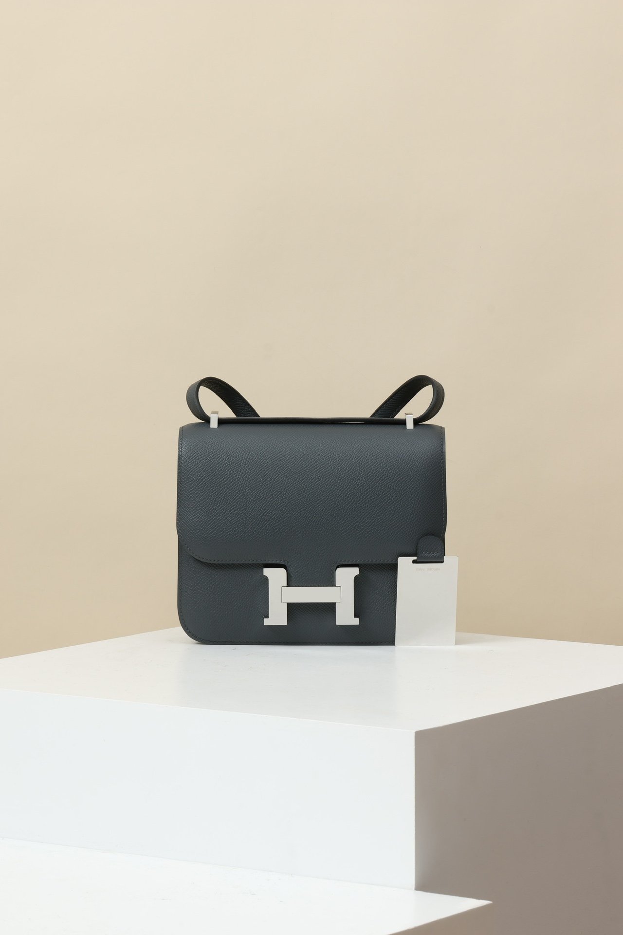 Hermès Constance 19 – Epsom Calfskin H0 Gris Misty PHW detail image 1 sourced from womanlvbag.com