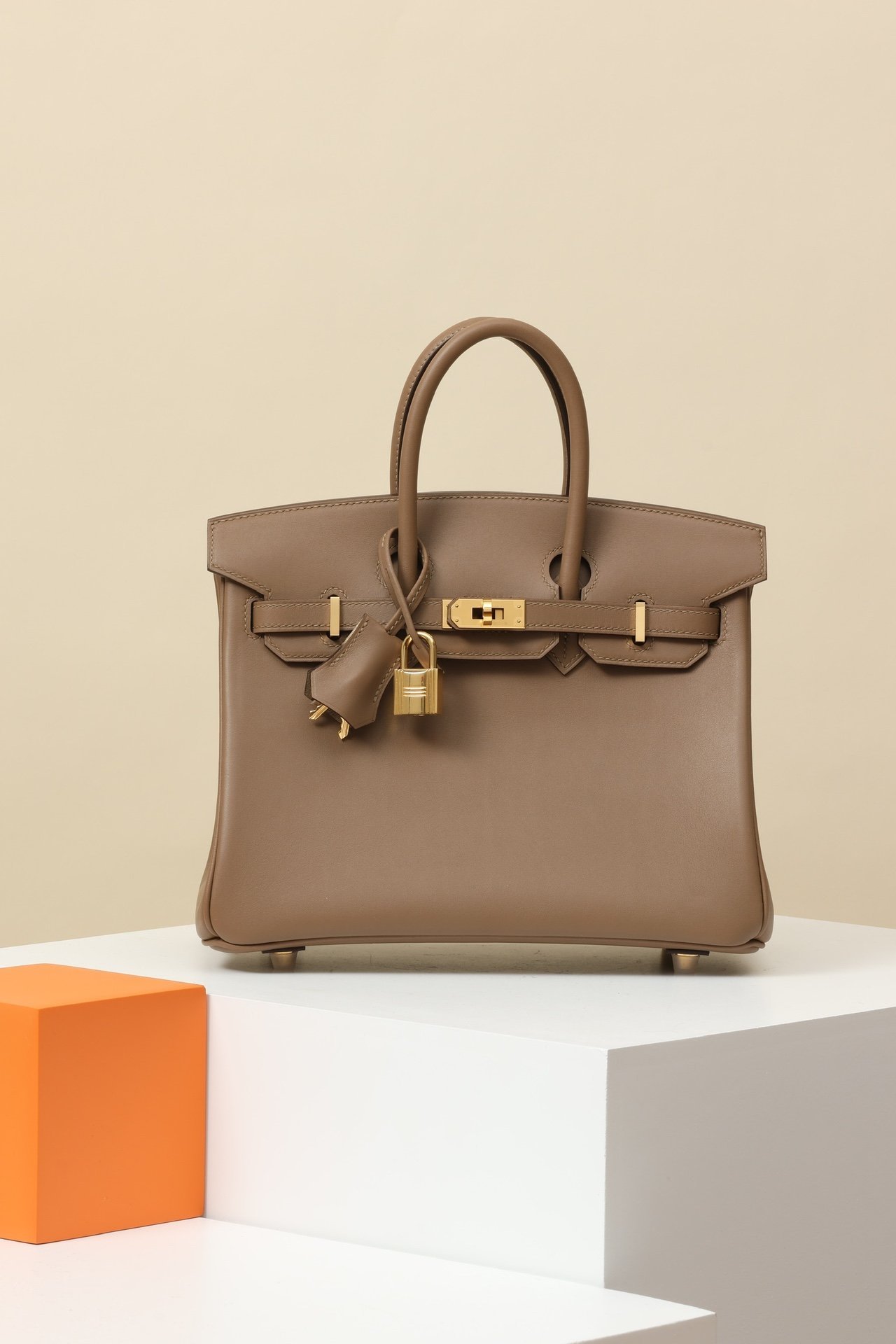 Hermès Birkin 25 Beige de Weimar D0 Veau Jonathan Gold Hardware (GHW) detail image 1 sourced from womanlvbag.com