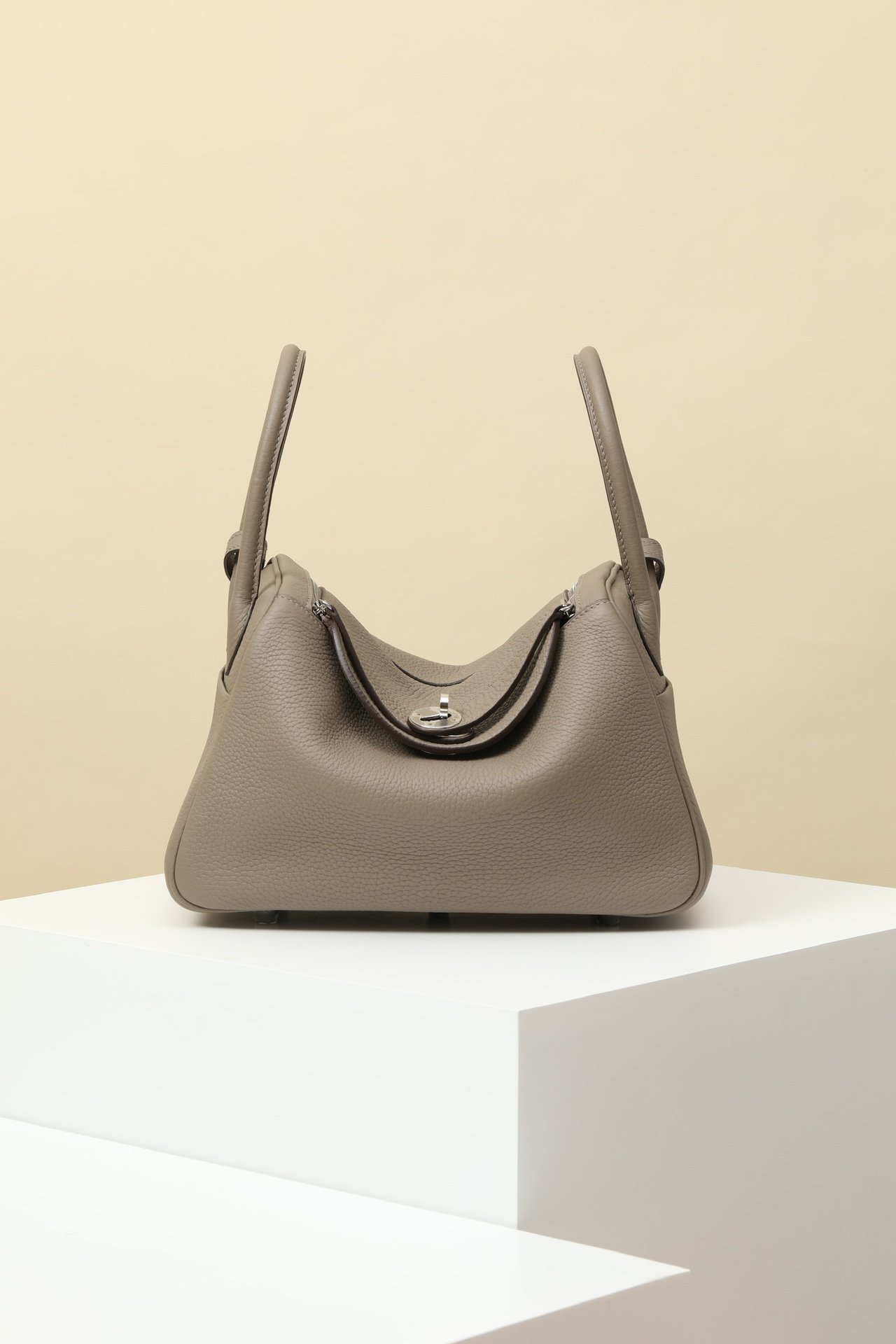 Hermès Lindy 26 – Clemence Calfskin M8 Gris Asphalte PHW detail image 1 sourced from womanlvbag.com