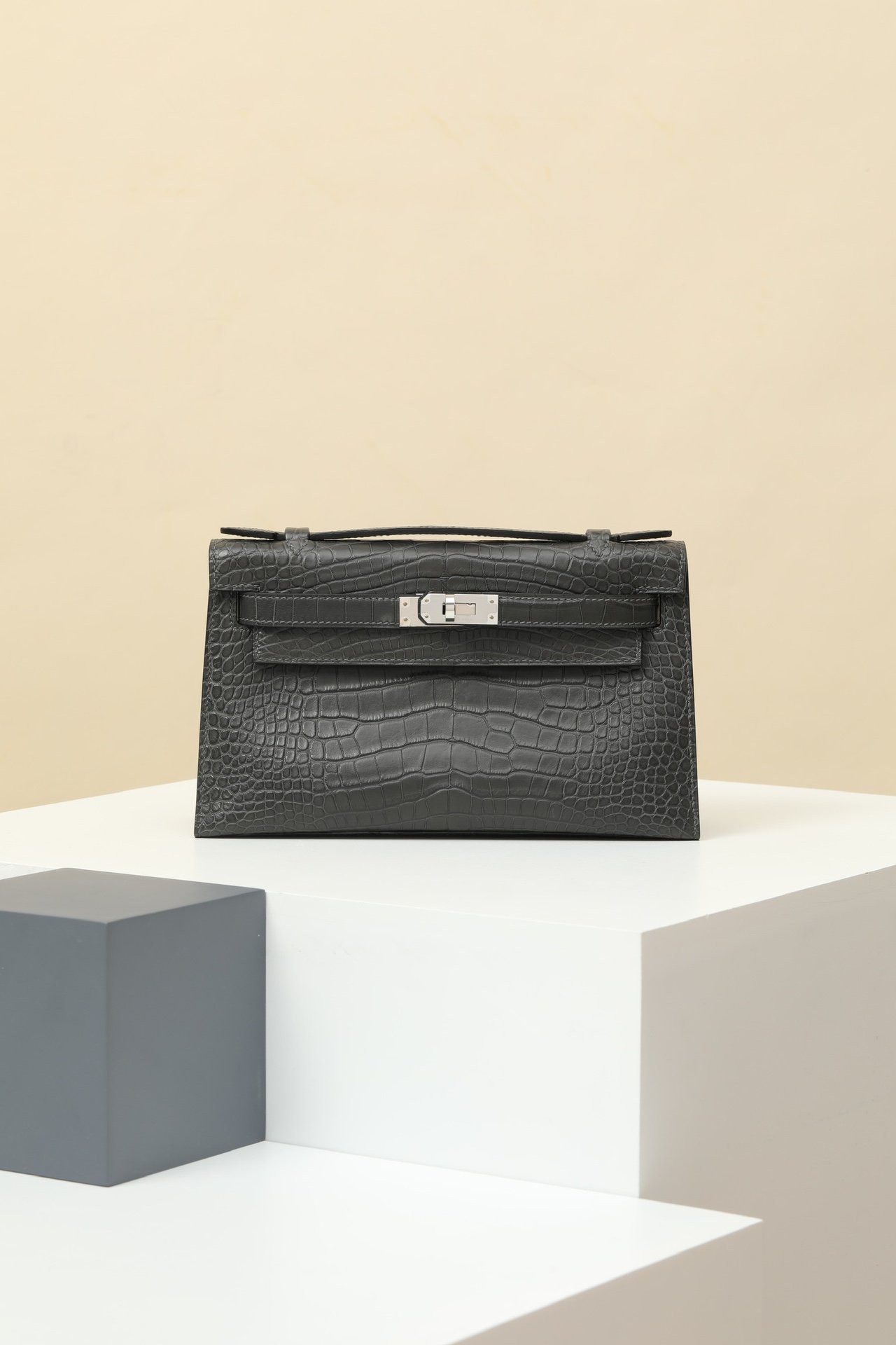 Hermes Mini Kelly 22 (Generation I) detail image 1 sourced from womanlvbag.com