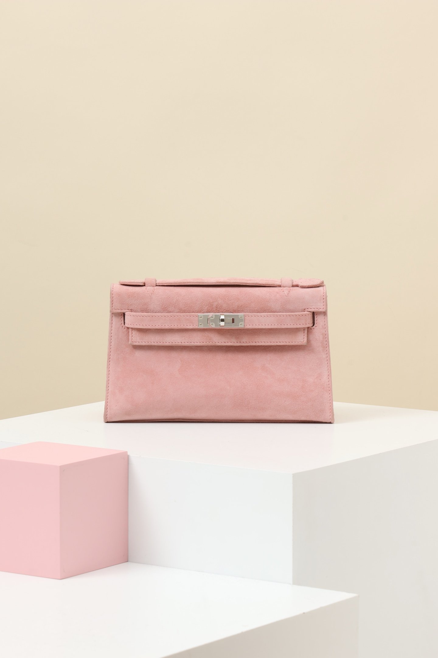 Hermès Mini Kelly 22, Generation I detail image 1 sourced from womanlvbag.com