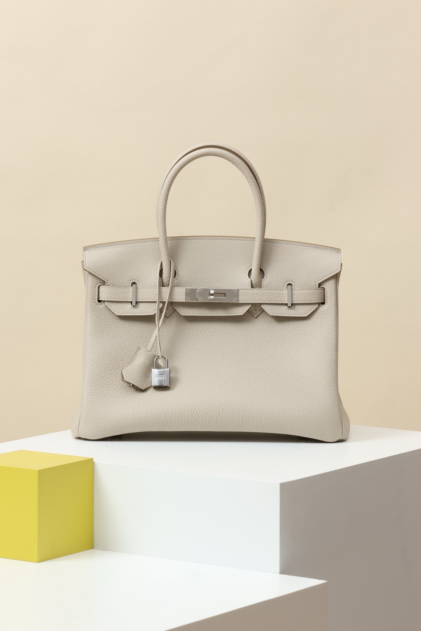 Hermès Birkin 30 detail image 1 sourced from womanlvbag.com
