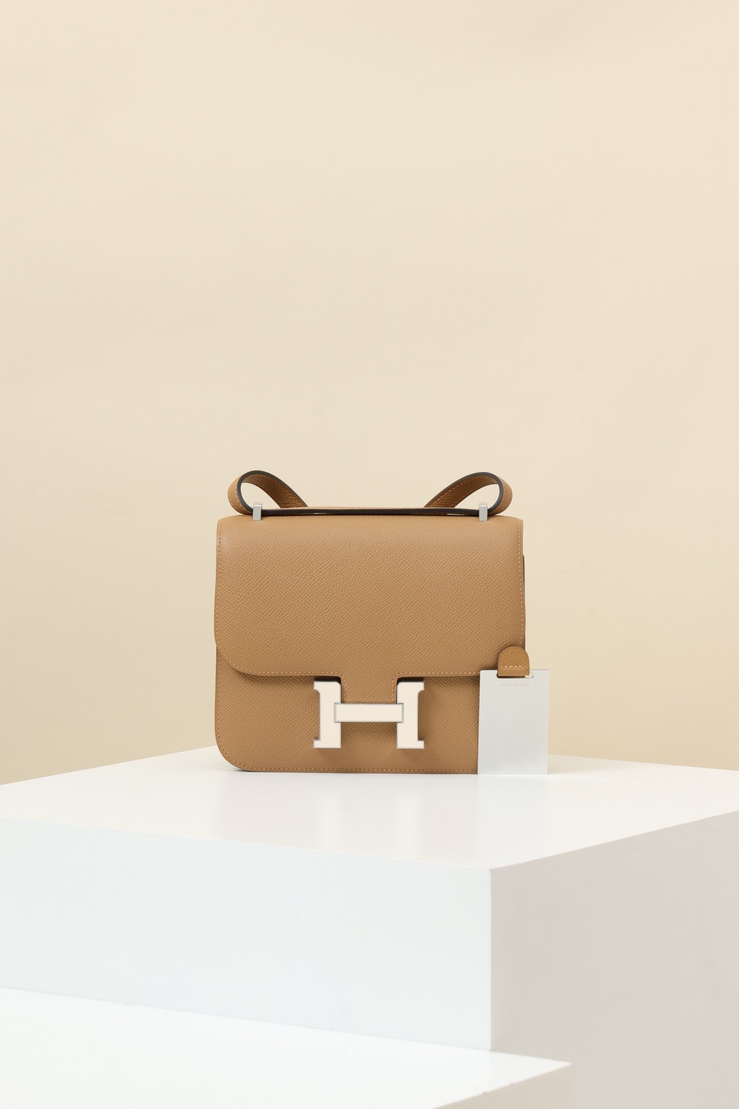 Hermès Constance 19 in OM Milk Tea (soft beige-tan) detail image 1 sourced from womanlvbag.com