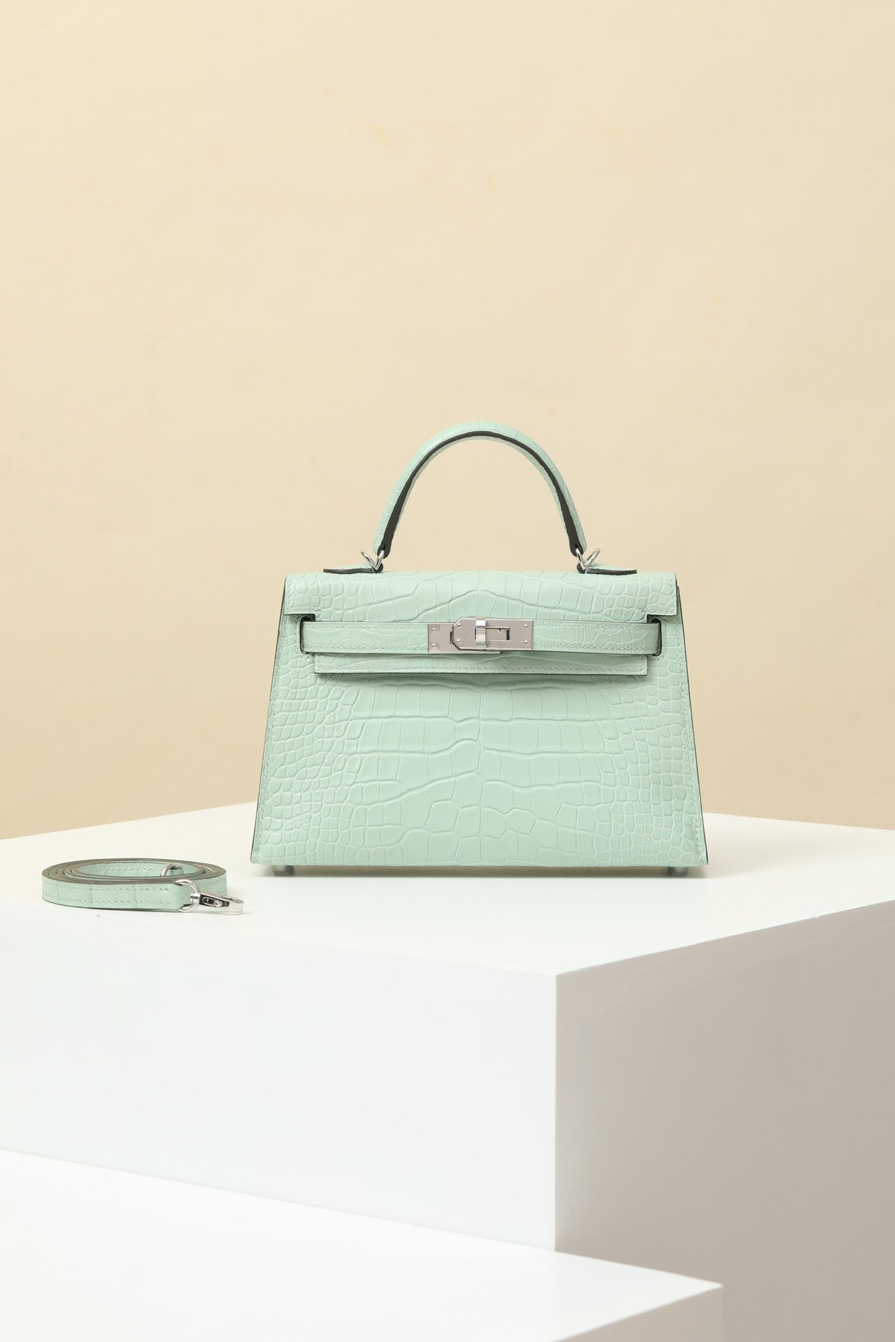 Hermes Mini Kelly 19 (Generation II) detail image 1 sourced from womanlvbag.com