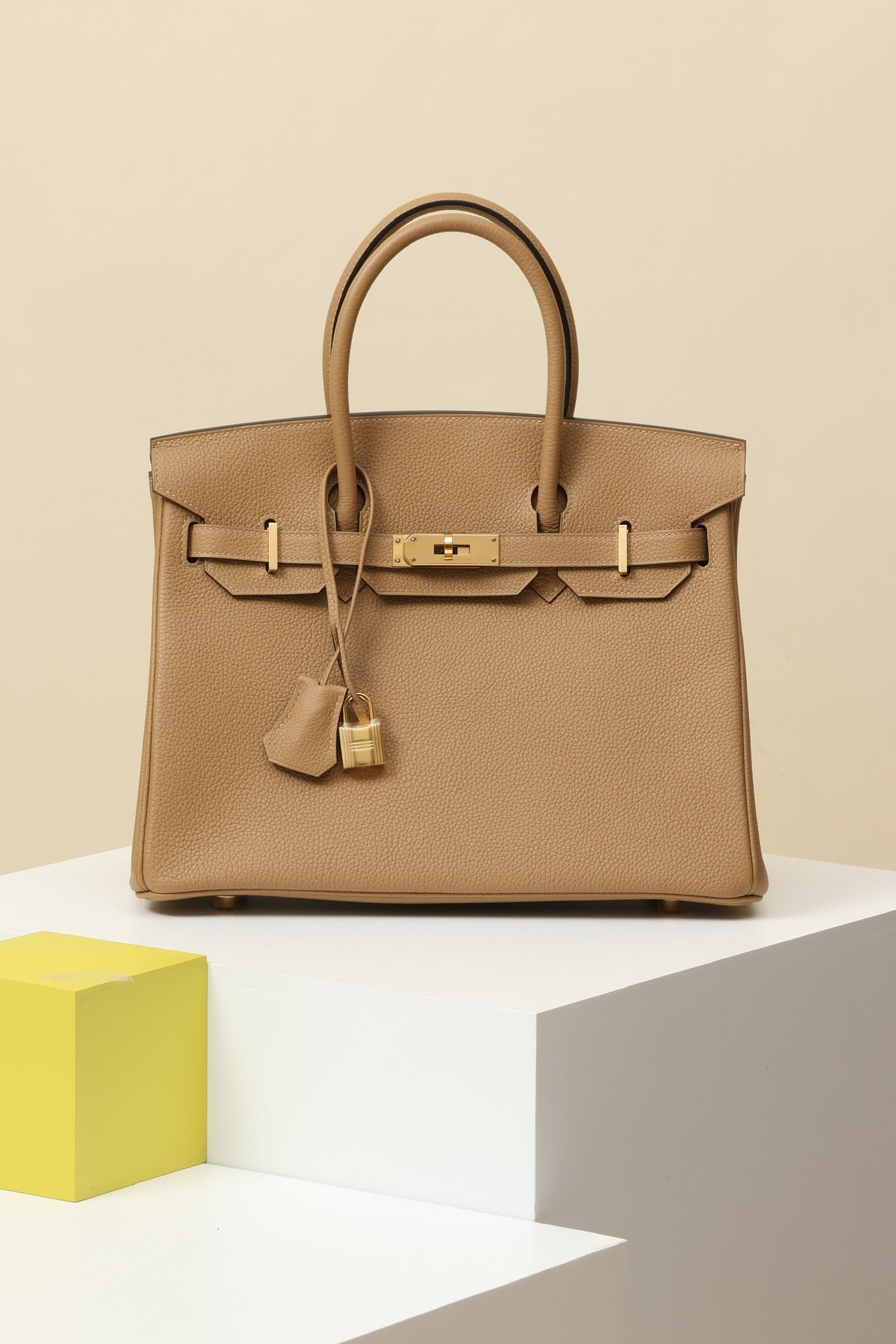 Hermès Birkin 30 detail image 1 sourced from womanlvbag.com