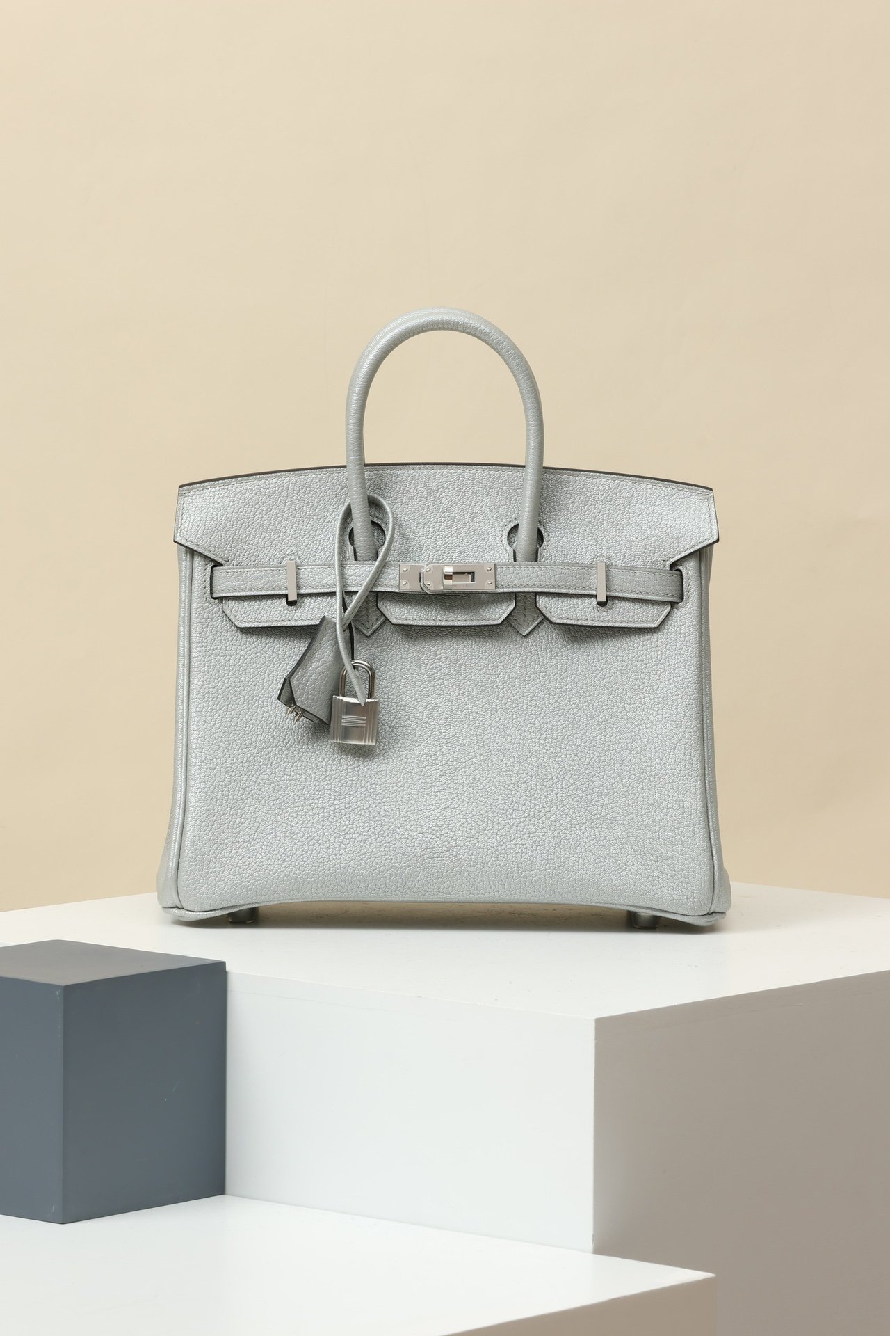 Hermès Birkin 25 detail image 1 sourced from womanlvbag.com