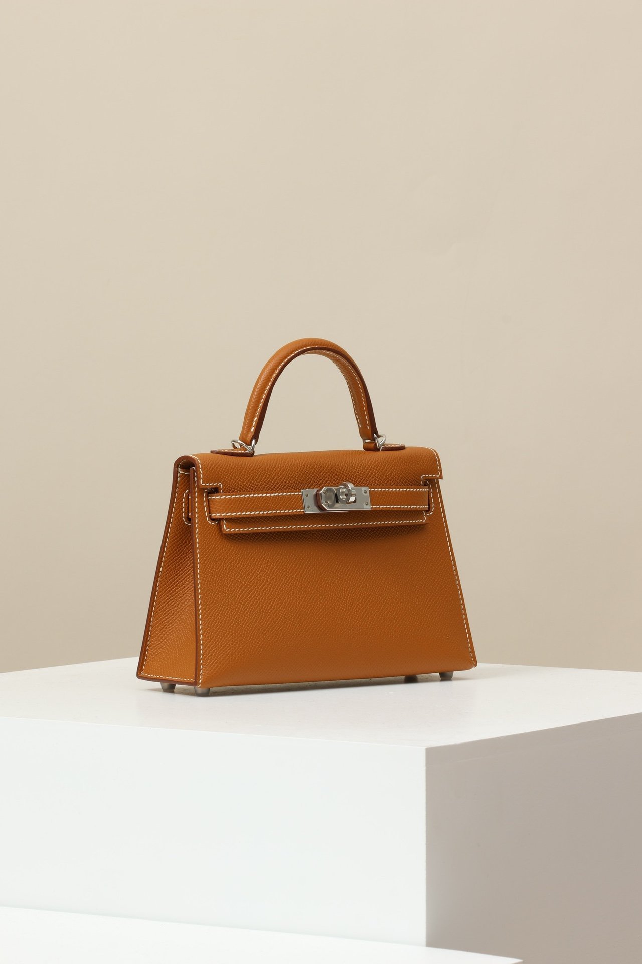 Hermès Mini Kelly 19 G2 Epsom Gold 37 PHW detail image 2 sourced from womanlvbag.com