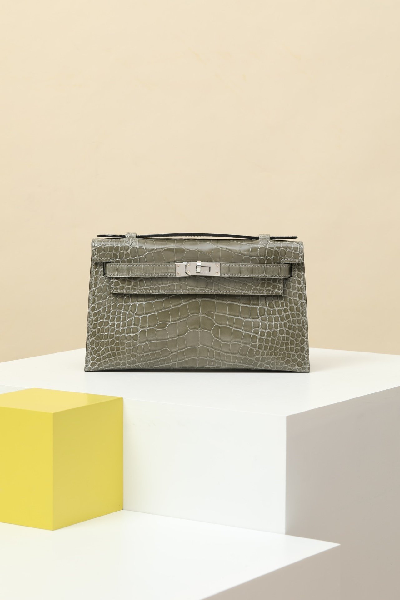 Mini Kelly 22 (Generation I) detail image 1 sourced from womanlvbag.com