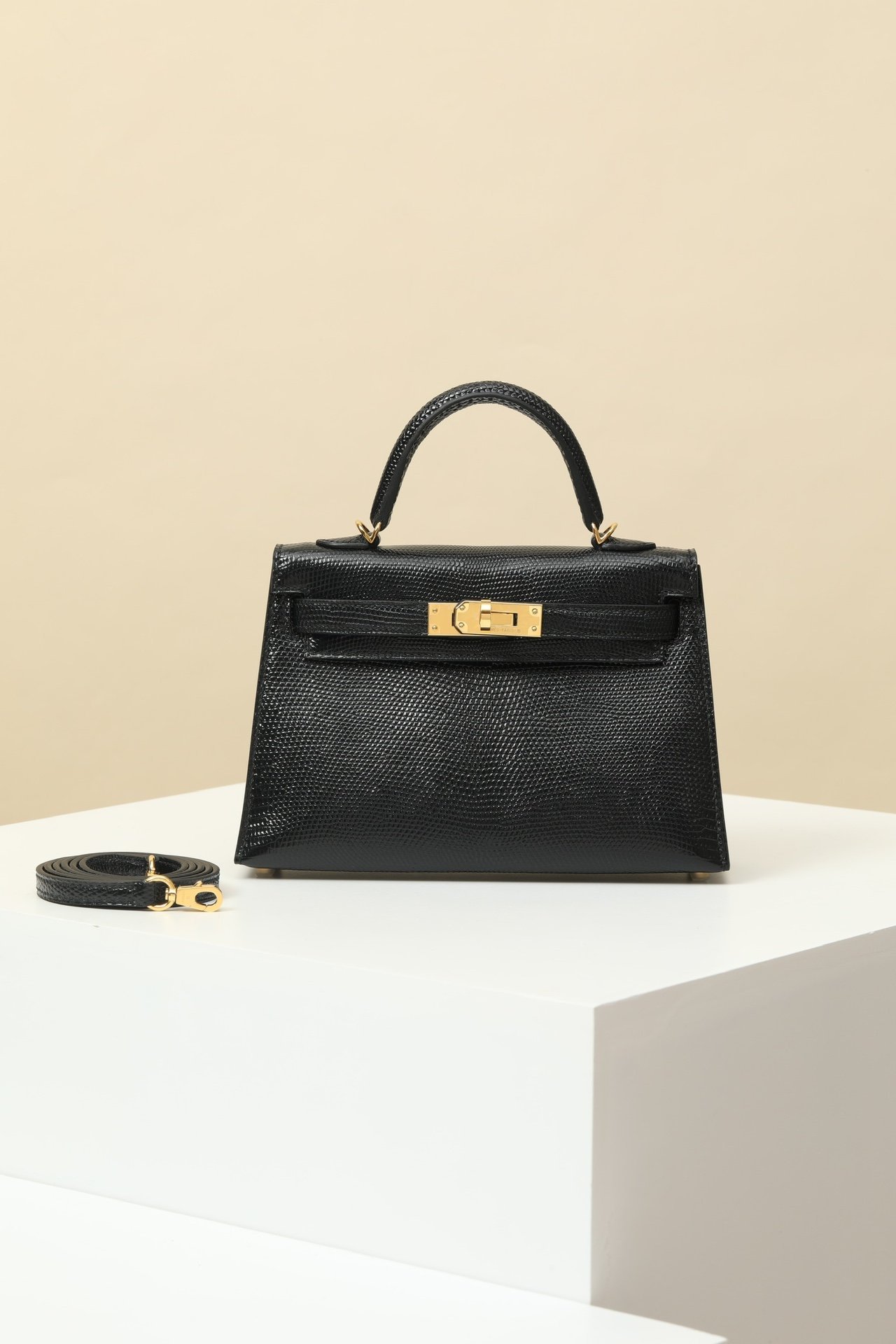 Hermes Mini Kelly 19 (Generation II) detail image 1 sourced from womanlvbag.com