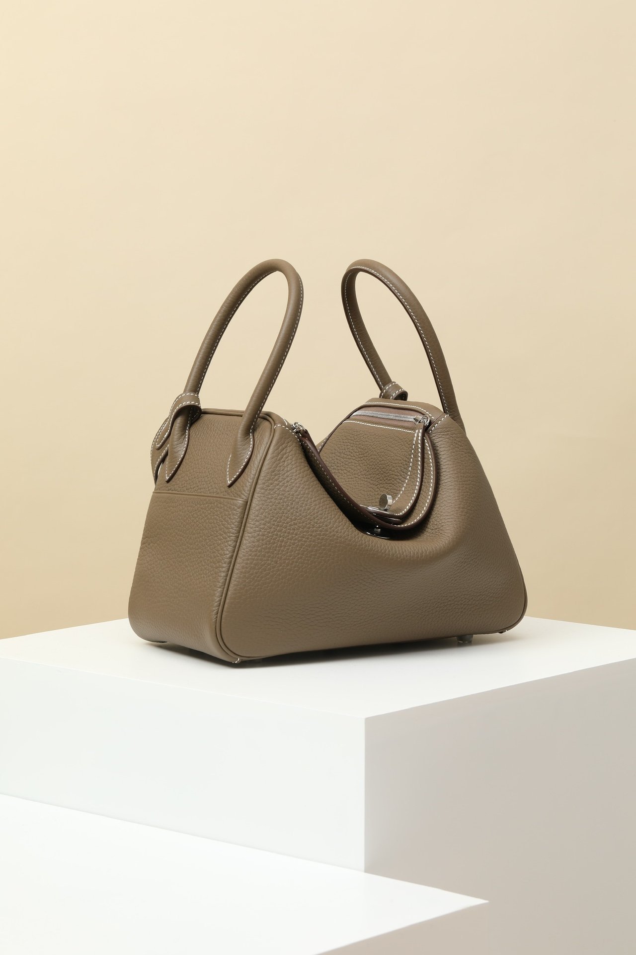 Hermès Lindy 26 – Clemence Calfskin 18 Etoupe PHW detail image 2 sourced from womanlvbag.com