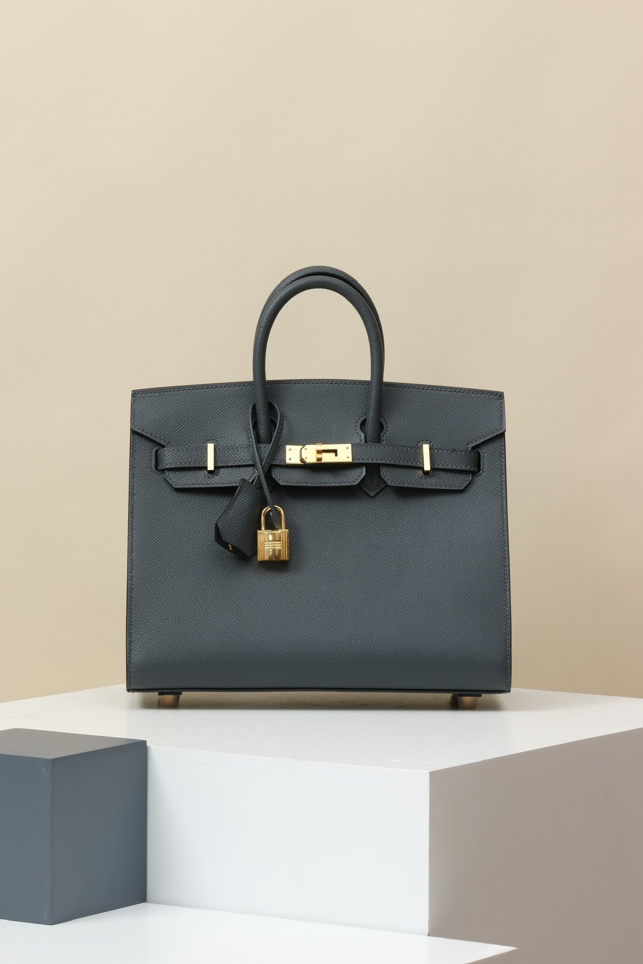 Hermès Birkin 25 Gris Nébulé H0 Epsom Leather Gold Hardware (GHW) comparison image 2 sourced from womanlvbag.com