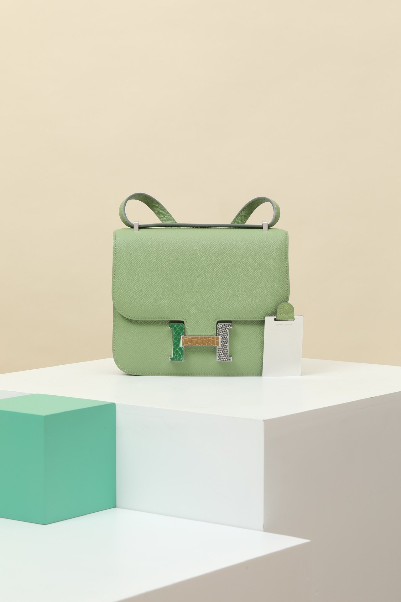 Hermès Constance 19 'Touch' detail image 1 sourced from womanlvbag.com