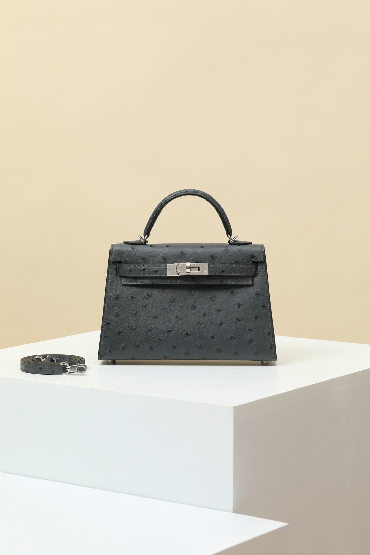 Hermès Mini Kelly II (Generation 2) detail image 1 sourced from womanlvbag.com