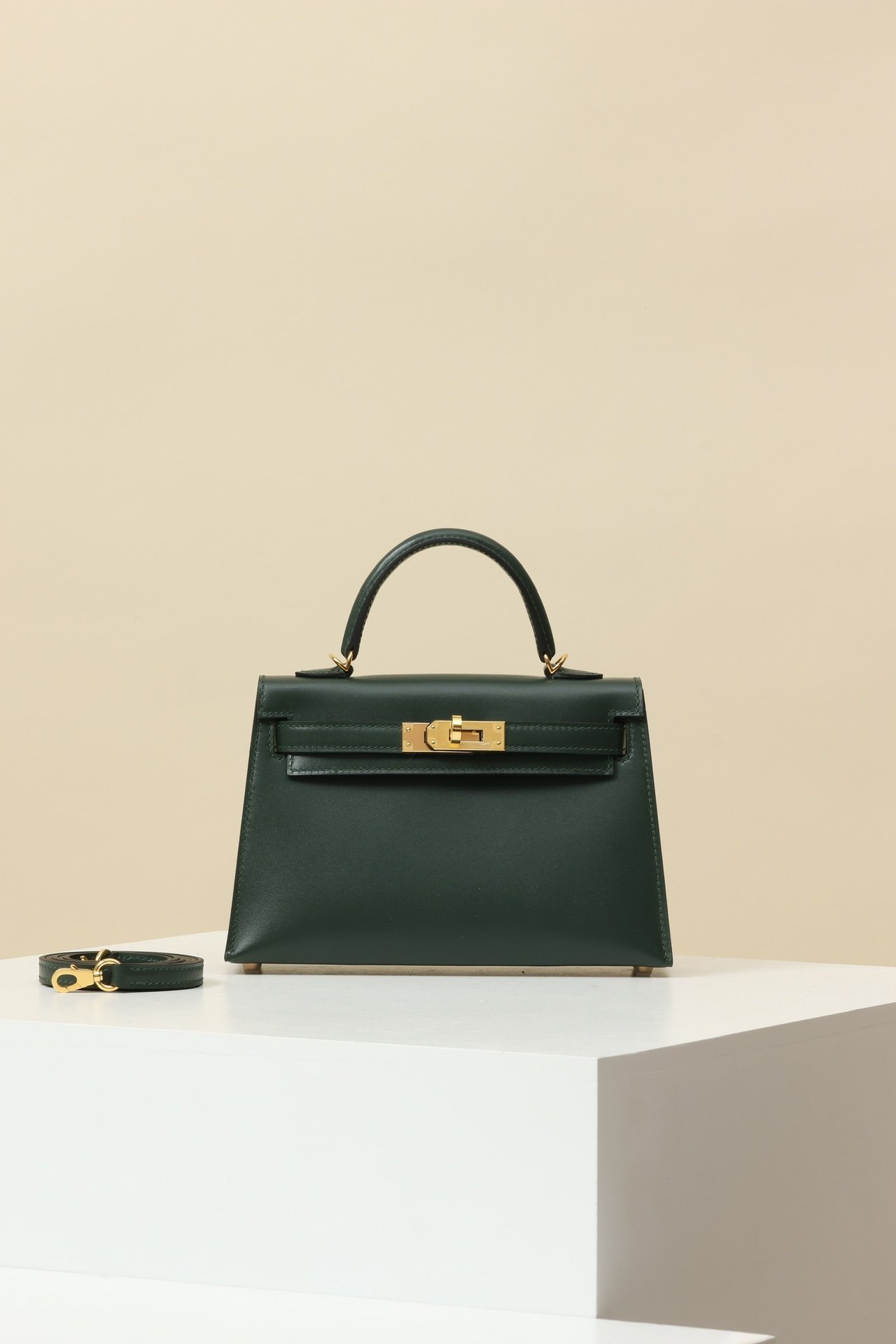 Hermès Mini Kelly II (Generation 2) detail image 1 sourced from womanlvbag.com